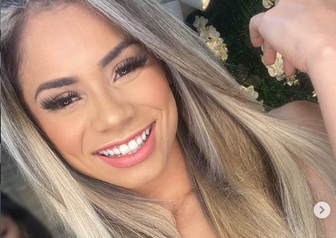 Com biquini neon, Lexa ostenta corpo sarado e fãs comentam: 'Sapequinha'