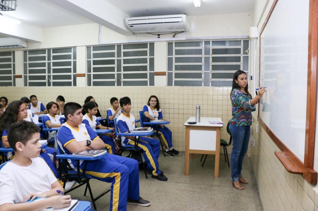 Profissionais da educação no Amazonas recebem abono do Fundeb