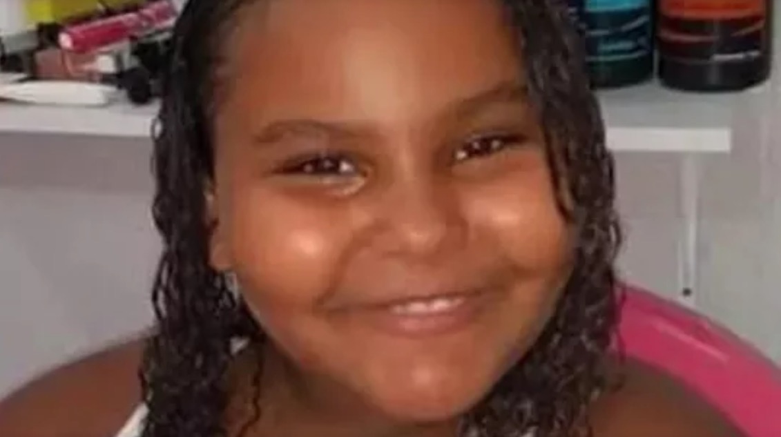 Bala perdida mata criança no sofá de casa