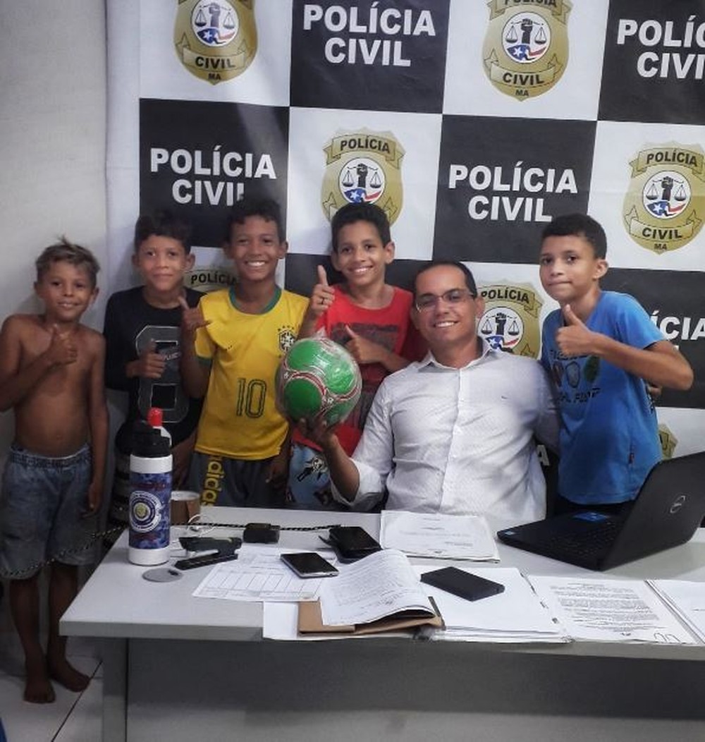 Crianças procuram delegacia após vizinha tomar bola