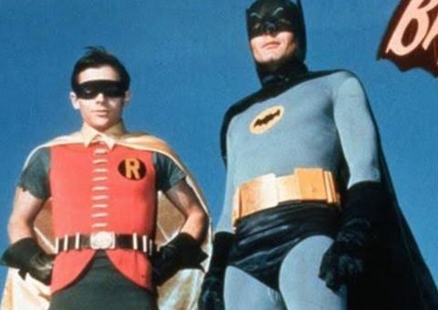 Intérprete de Robin nos anos 60 diz ter sido medicado para diminuir pênis