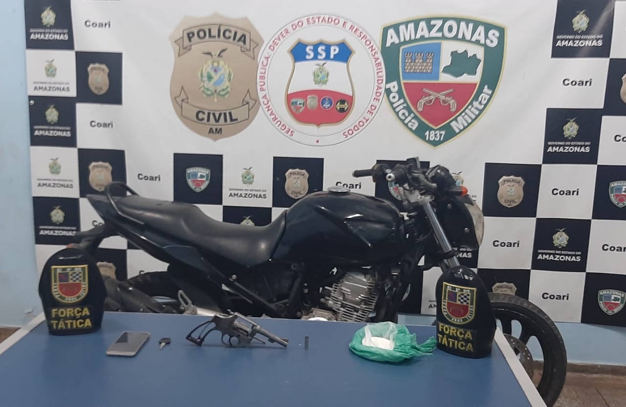 Jovem é detido com arma e droga após tentar fugir de abordagem policial no Amazonas 