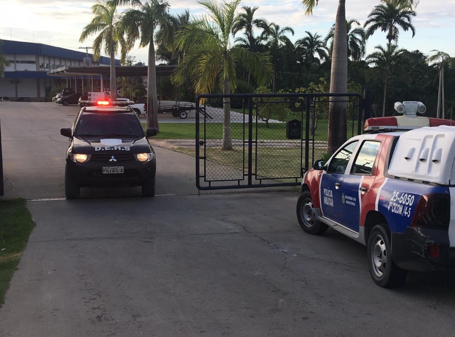 Funcionários encontram homem assassinado em terreno da Pemaza em Manaus