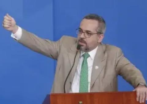 Governo Bolsonaro tem livro didático barato e 'sem ideologia', afirma Weintraub