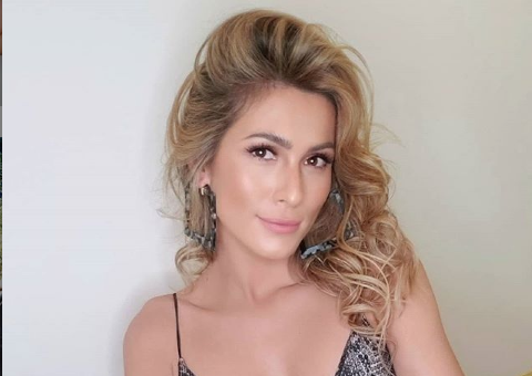 De fio-dental, Lívia Andrade ostenta bumbum em praia