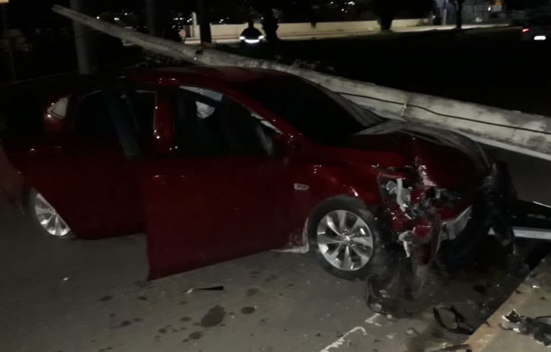 Em Manaus, carro desgovernado invade calçada e 'arranca' poste na frente de delegacia