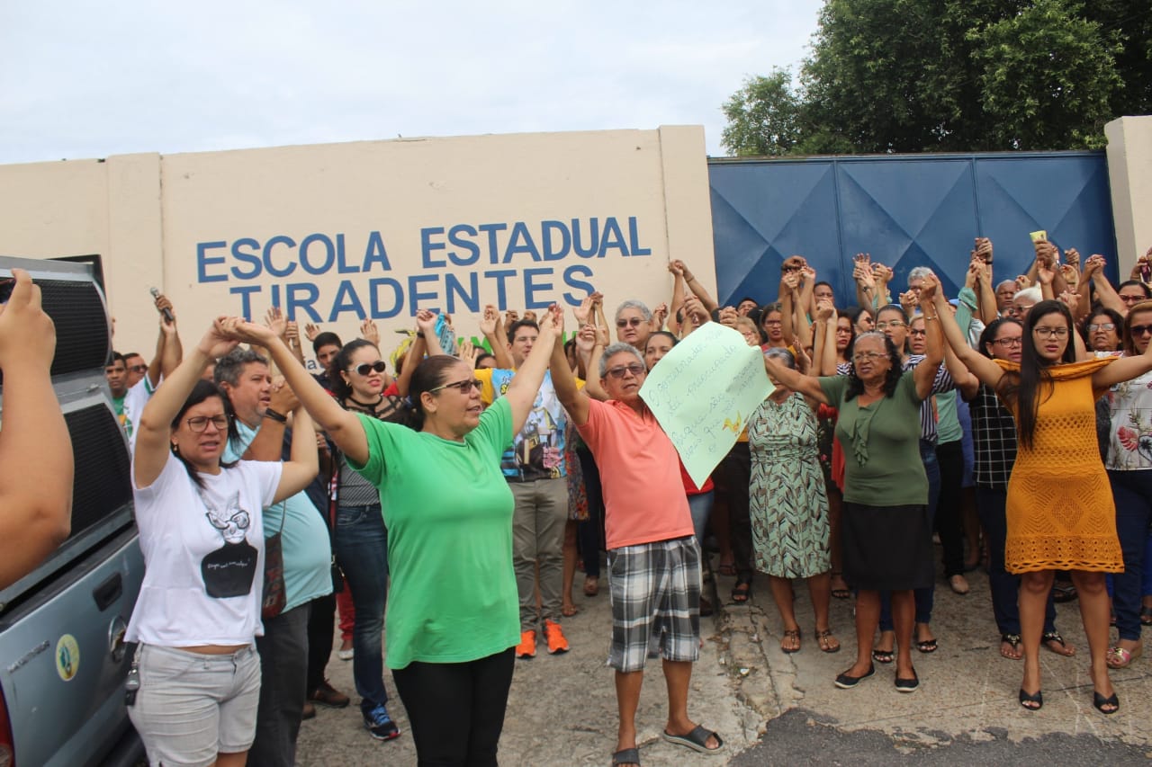 Pais fazem manifestação e 'abração' para impedir transferência de alunos de escola em Manaus