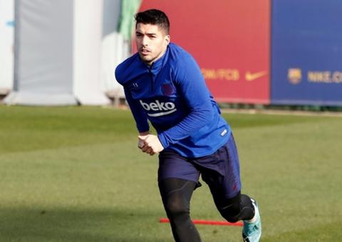 Suárez passa por cirurgia no joelho direito e desfalca Barcelona por até 4 meses