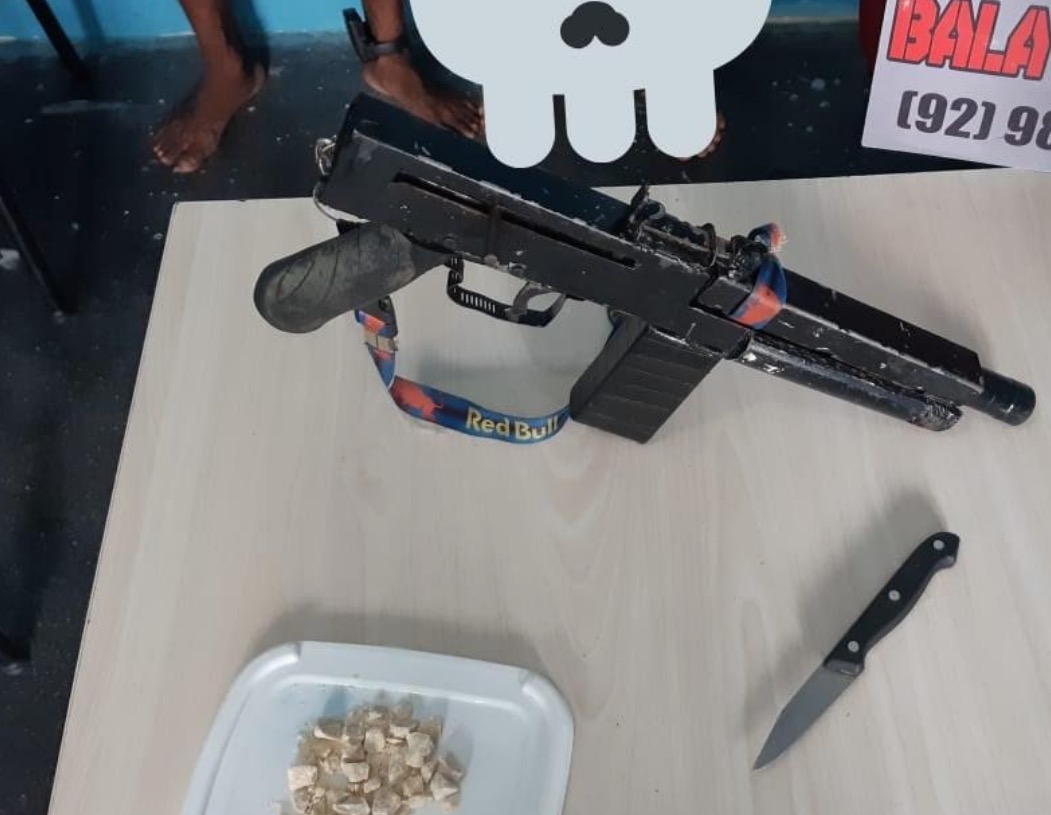 Homem com tornozeleira eletrônica é preso com metralhadora e drogas em Manaus