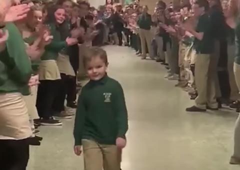 Menino termina tratamento contra leucemia e é aplaudido por colegas da escola; assista