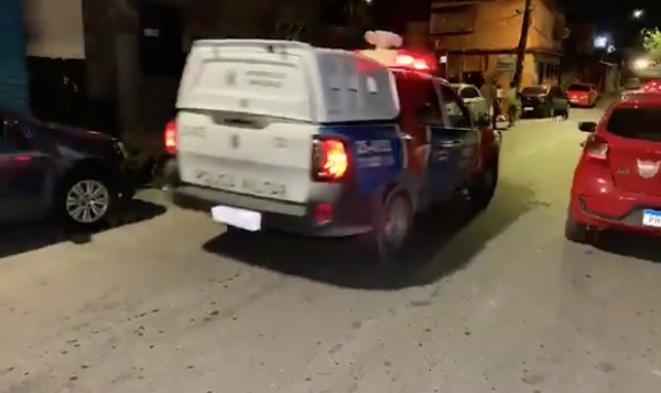 Rocam entra em invasão para buscar assaltantes que roubaram motorista de App em Manaus