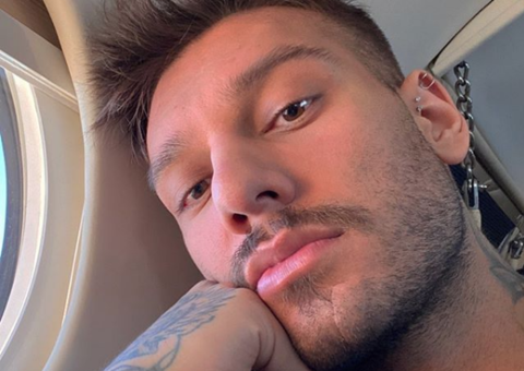 Lucas Lucco posa de sunga e marca a noiva em partes íntimas