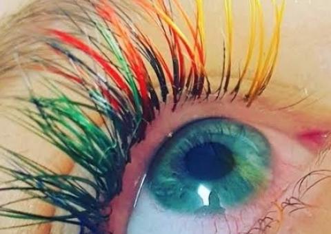 Marcas lançam cílio colorido, quimono e quepe para o Carnaval