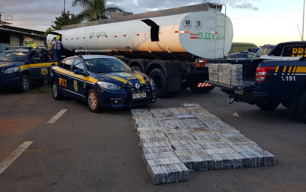 Polícia flagra caminhão-tanque carregado com 1 tonelada de cocaína