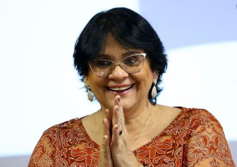 Damares planeja propor permissão para adoção de idosos