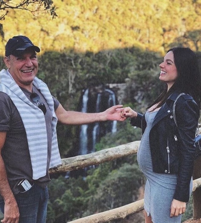 Filha única, Isis Valverde toma atitude em relação a gravações de novela após morte do pai