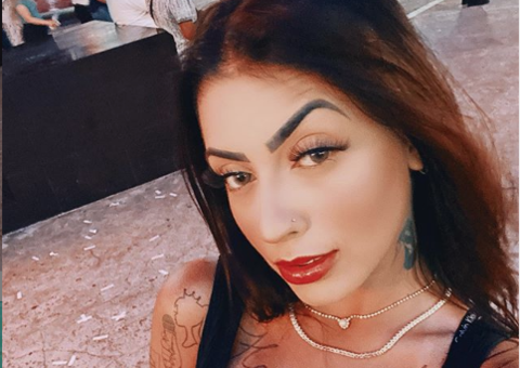 MC Mirella sensualiza em foto agachada e leva os fãs ao delírio