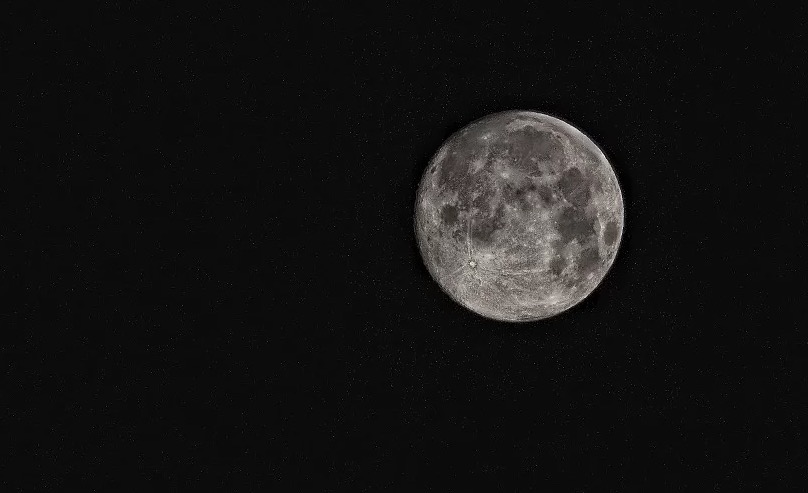 Milionário solitário procura mulher para viajar com ele até à lua