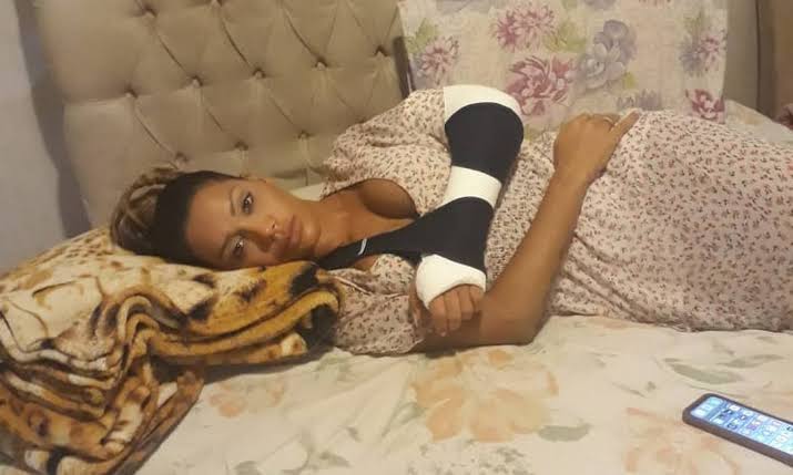 Musa do Carnaval quebra braço em confusão no Rio