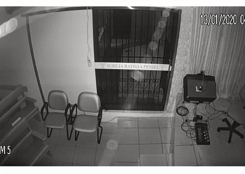 Vídeo mostra homem invadindo e roubando igreja evangélica em Manaus