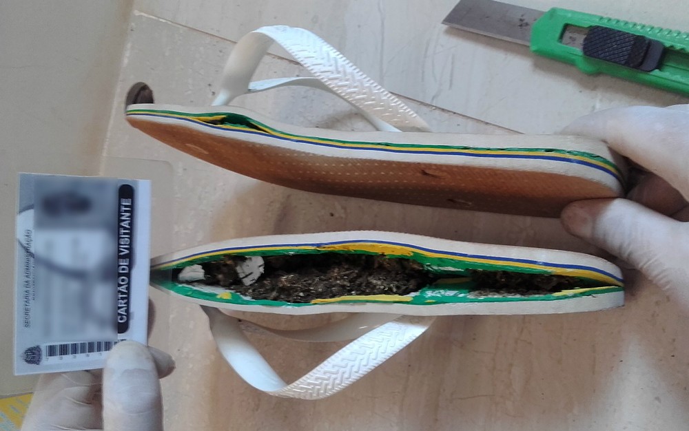 Sete mulheres são presas ao entrar em presídio com droga no chinelo