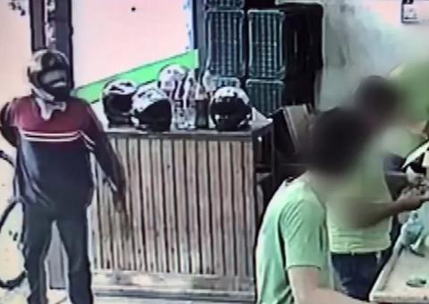 Vídeo: Homem anuncia assalto, mas desiste de crime após ser ignorado por vítimas