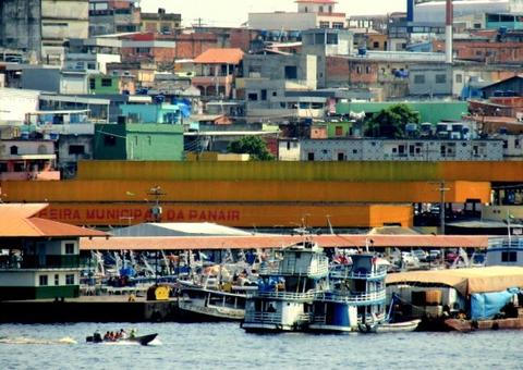 De lancha, criminosos desembarcam em feira e atiram 4 vezes contra homem em Manaus