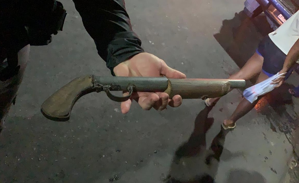 Motoqueiro que fazia arrastão em bairro é preso após fugir de blitz em Manaus 