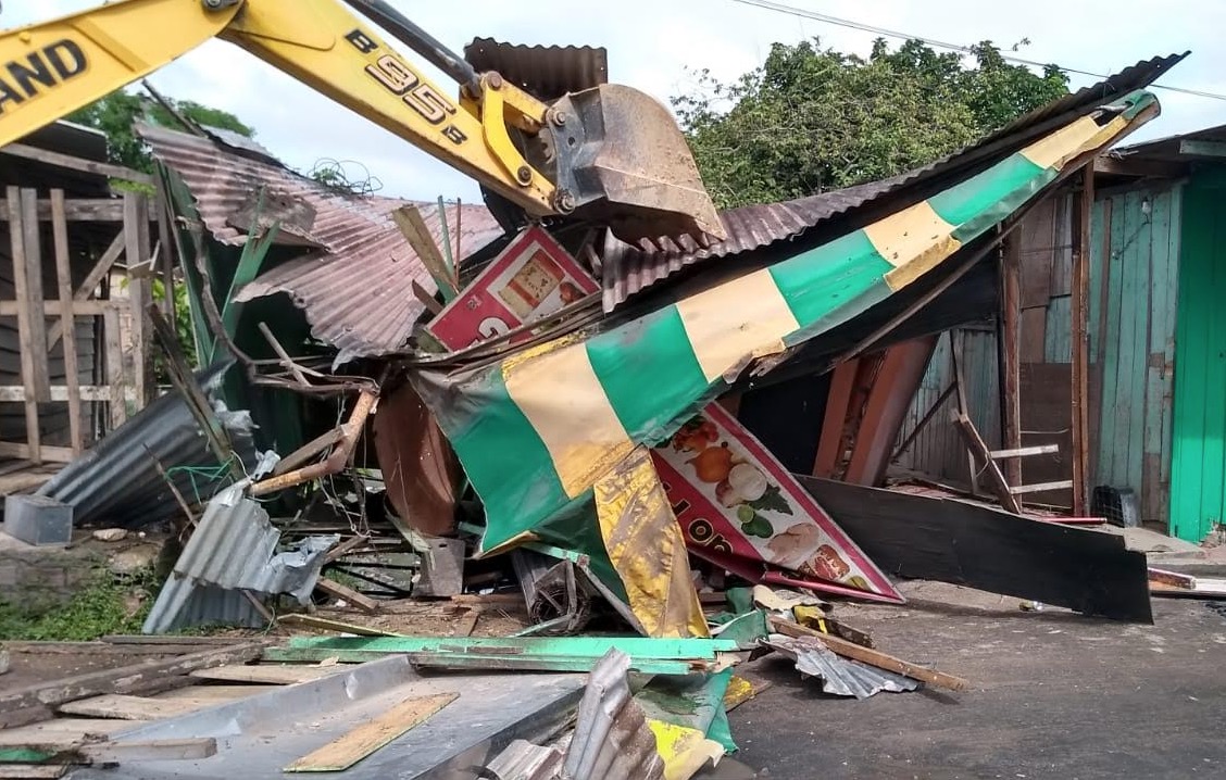 Construção com risco de desabar é retirada do leito de igarapé em Manaus 