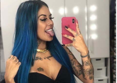 Tati Zaqui esquenta o clima ao exibir beijo com outra mulher