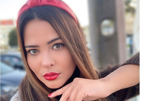 Em momento picante, Geisy Arruda com seios à mostra exibe marquinha de bronze