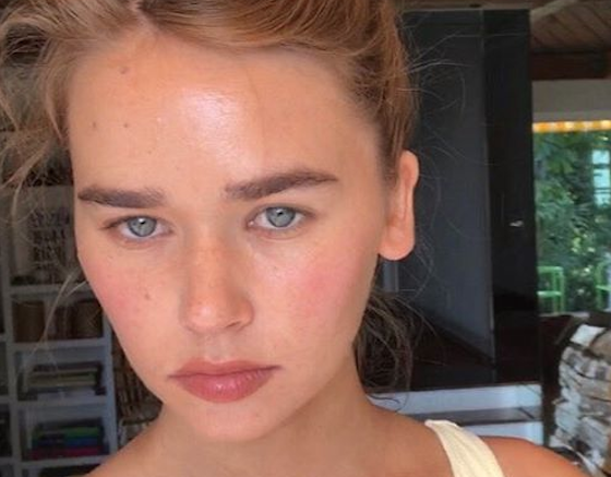 Liam Hemsworth supera Miley Cyrus e é visto aos beijos com modelo australiana