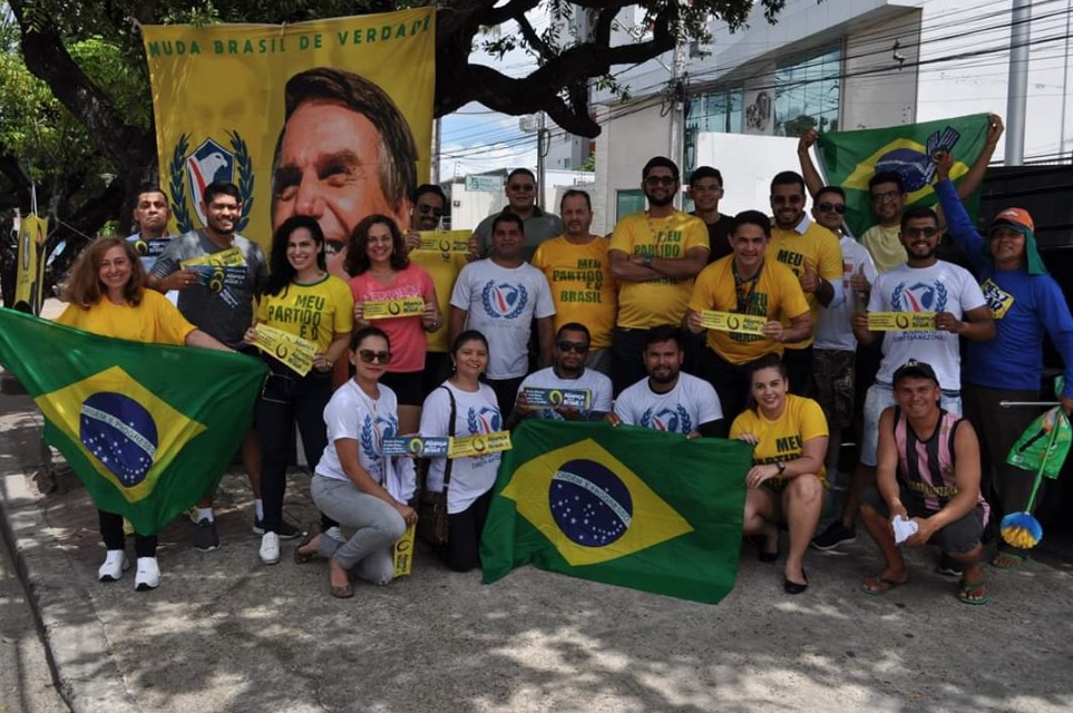 Em Manaus, apoiadores de Bolsonaro coletam assinaturas para criação de partido