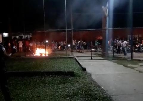 Após esquartejarem suspeito de estuprar criança no Amazonas, populares comemoram com fogueira humana