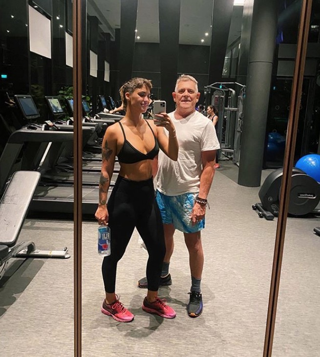 De top, noiva novinha de José de Abreu posa em academia internacional com ator 