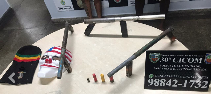 Homem é preso e adolescente é apreendido com armas, munições e motocicleta furtada