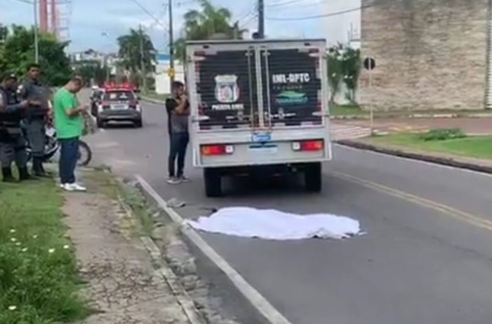 Tentando fugir da polícia, assaltante pula da moto em movimento e morre em Manaus