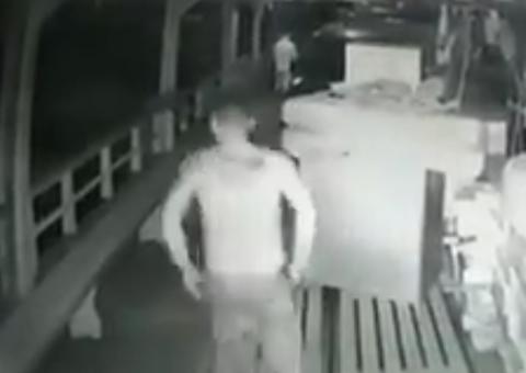 Vídeo mostra momento exato em que homem cai de embarcação no Rio Amazonas