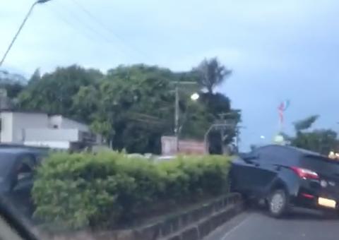 Em pleno domingo, trânsito fica intrafegável após acidente em avenida de Manaus