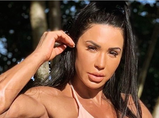 De biquíni minúsculo, Gracyanne Barbosa sensualiza com bumbum enorme e pele bronzeada