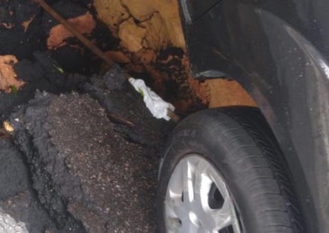 Vídeo: Buraco se forma em avenida de Manaus e quase ‘engole’ carro na via
