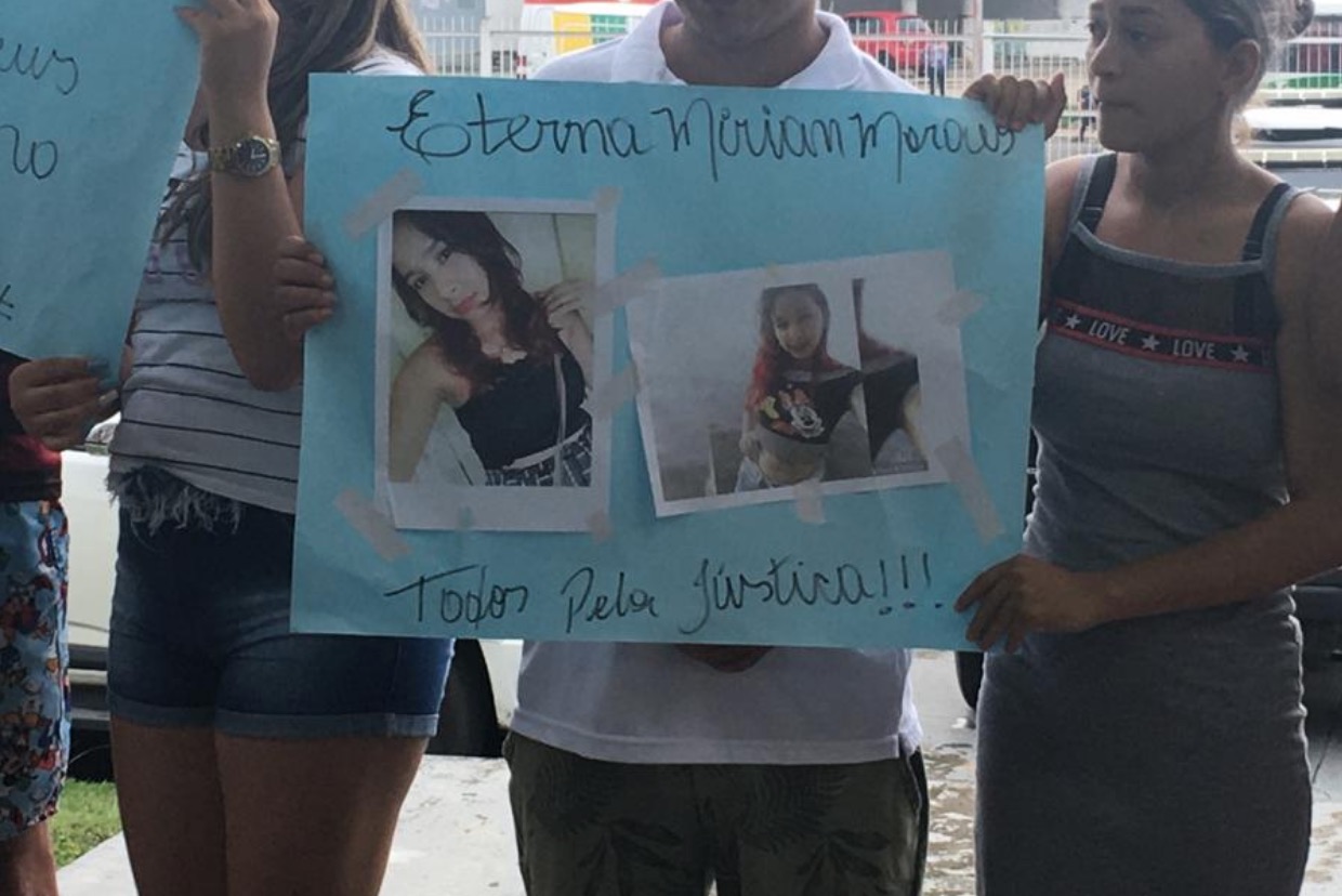 Familiares de grávida morta protestam em frente à delegacia em Manaus