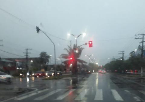 Em Manaus, chuva torrencial faz estragos e deve continuar a cair ao longo do dia