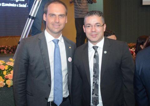 Eduardo Bolsonaro segue Josué no Twitter após post de apoio ao Aliança Pelo Brasil
