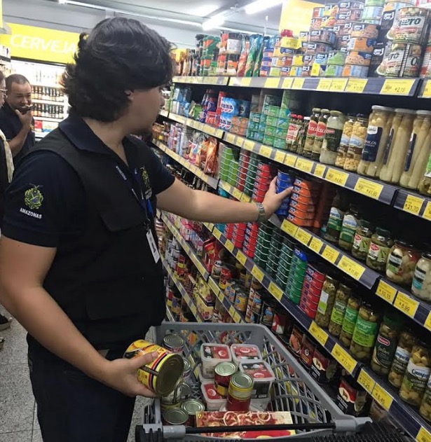 Supermercado no Vieiralves é flagrado com produtos vencidos em Manaus