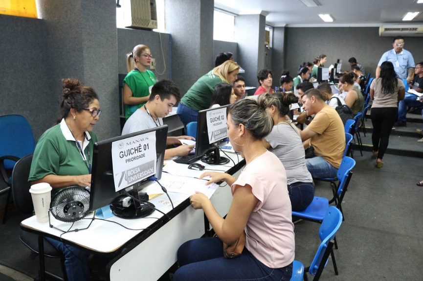Entrega de documentos do Bolsa Universidade termina nesta semana em Manaus