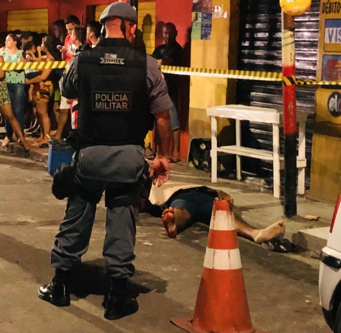Homem é brutalmente assassinado com tiros na cabeça por motoqueiro misterioso em Manaus
