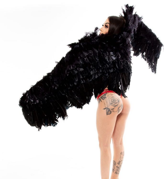 De fio-dental, MC Mirella exibe bumbum durante ensaio sensual