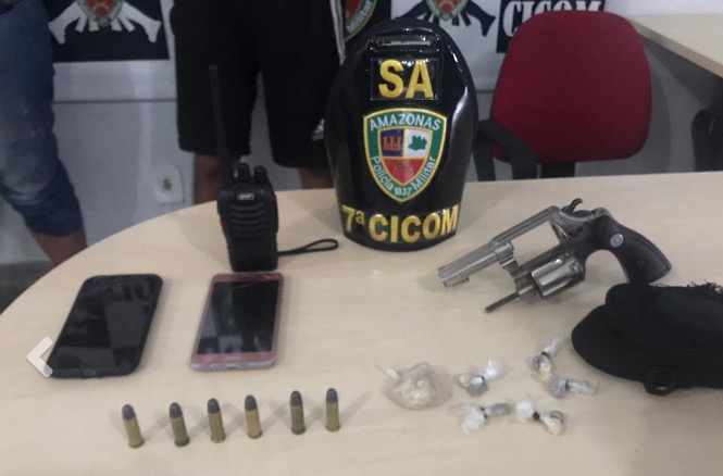 Dupla é presa em mata com armas e drogas em Manaus 