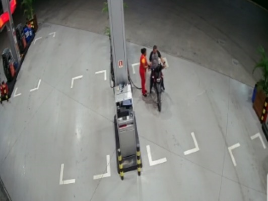 Em Manaus, PM é atacado e tem arma roubada por criminosos em posto de combustíveis